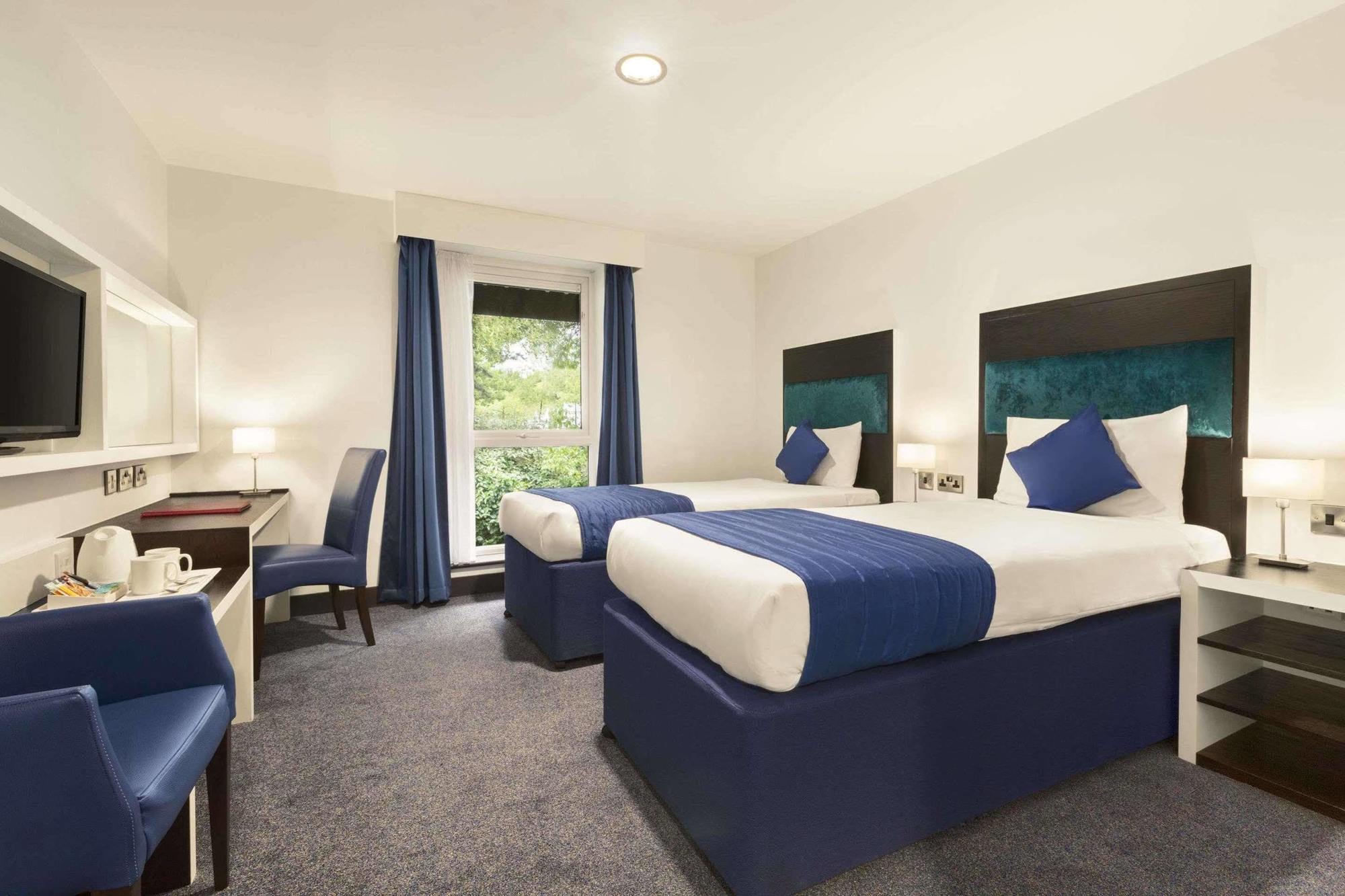 Ramada Oxford Hotell Waterstock Exteriör bild