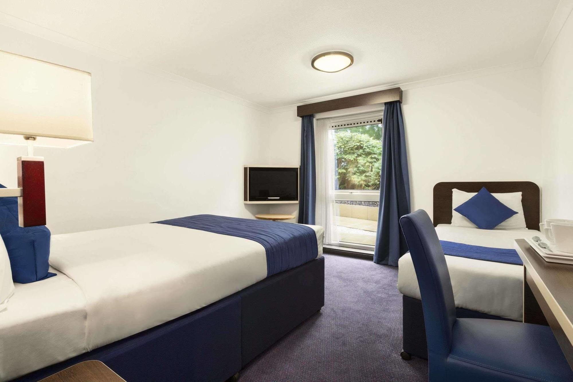 Ramada Oxford Hotell Waterstock Exteriör bild