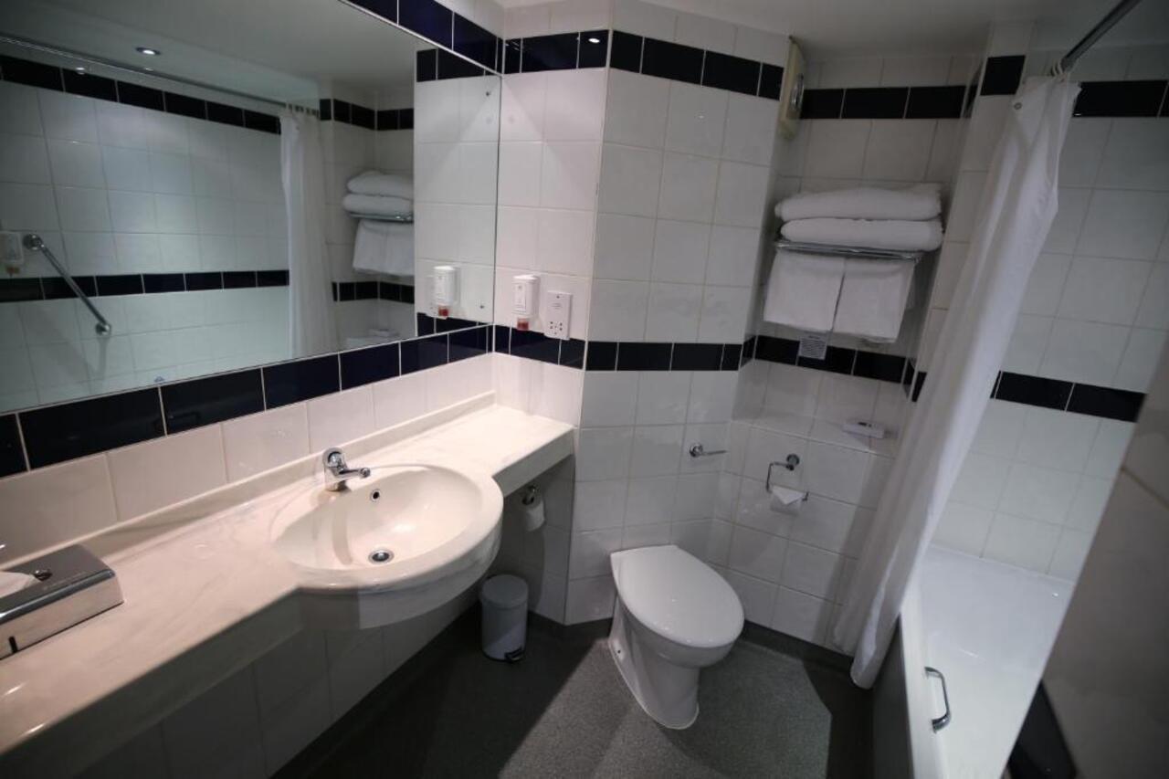 Ramada Oxford Hotell Waterstock Exteriör bild